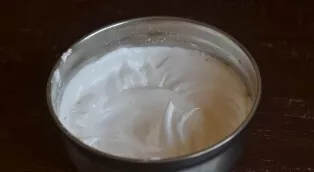 It is necessary to whip for about seven minutes at high power until the mass increases and becomes dense. The mass should be smooth and s...