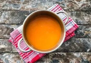 Grind the vegetables with a blender until puree.