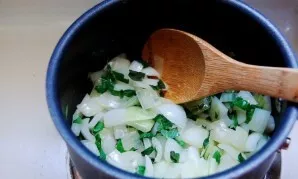 Meanwhile, cut the onion into cubes. While stirring, fry in oil for a few minutes. Then add the chopped garlic and all the herbs. Boil th...