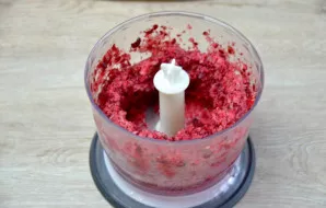 While the apples are baking, grind the cranberries in a blender.