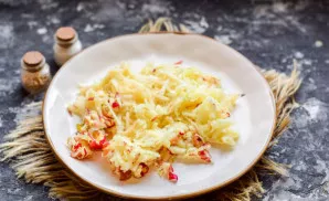 Wash the apples and grate them with a medium grater.