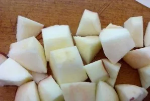 We preheat the oven to 200 degrees. Meanwhile, wash the apples, peel and cut into pieces, remove the core and seeds.