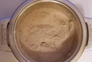 Mix flour, crushed nuts, sugar, baking powder, salt, vanillin, cocoa into a homogeneous mass.