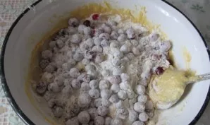 Add the berries to the dough, mix gently.