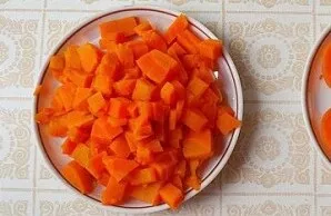 Boil the carrots with the peel, peel them, cut off part of the carrots about 10 cm long. Cut out 10 strips and 2 circles, as in our photo...