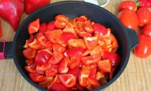 Add coarsely chopped bell peppers. Bake for 10 minutes, stirring occasionally over medium heat.