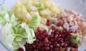 Lay out the shrimp on top of the cabbage. Sprinkle with pomegranate seeds. Also diversify this dish with pieces of pineapple.