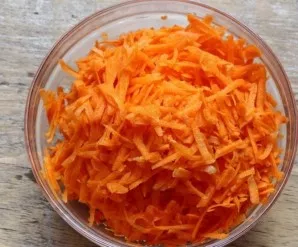 Grate the carrots on a coarse grater.