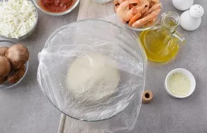 Lightly grease the kneaded dough, return it to the bowl and cover with plastic wrap. Place in a warm place for an hour.
