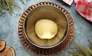 Put the dough in a bag and leave for 30 minutes.