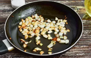 In a pan in vegetable oil, fry the onions chopped into cubes.