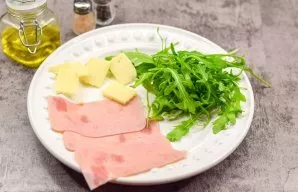 Cut the ham into thin slices. Also cut the cheese into small pieces. Rinse and dry the rukol.