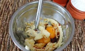 We brew coffee. In a bowl, add two tablespoons of strong coffee and 2 yolks.