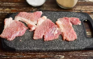 Sprinkle with salt and pepper on both sides.