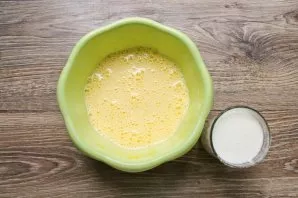 Pour kefir into beaten eggs.