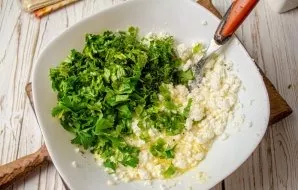 Add finely chopped greens to the filling, mix.
