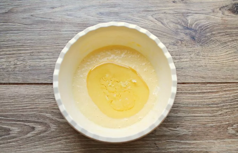 Pour vegetable oil into a bowl and mix.