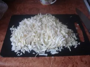 We clean the cabbage and chop it finely.