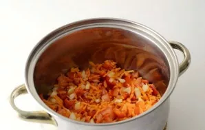 Pour some oil into the pot. Simmer carrots, onions, bell peppers and tomatoes over medium heat for about 10 minutes.