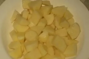 Peel the potatoes and cut into small cubes.