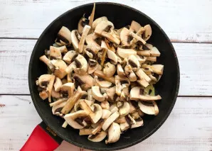 Wash the mushrooms well, chop and put in a pan.