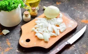 Then peel and wash the onion, dry and cut into small cubes.