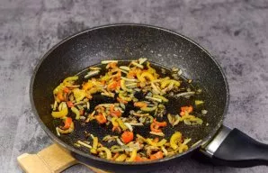 Heat a little olive oil in a pan, add onions, bell pepper and garlic. While stirring for a few minutes, fry the vegetables.