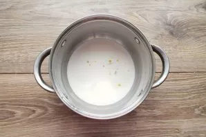 Pour cream into a saucepan, add sugar and lemon zest.