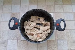 On a small fire, stirring, fry the pork until light golden brown.