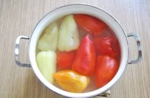 Pour water into a saucepan, bring to a boil and put the peppers, cover the pot with a lid. We boil the peppers from a boil for 3-4 minute...