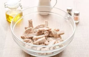 Cut the cooked meat into strips of medium thickness. If the meat is fatty, it is better to remove fat.