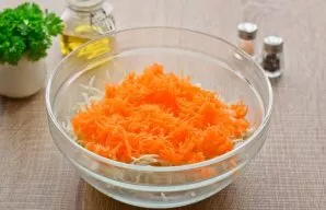 Peel and wash the carrots. Then grate the carrots on a fine grater and transfer to the salad.