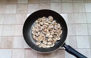 Fry the mushrooms until the liquid evaporates.