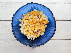 Peel the eggs, cut into small pieces and put in a bowl with chicken.