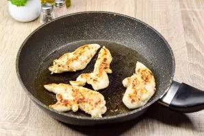 Heat a little oil in a pan, add the chicken and fry on low heat for 3 minutes on each side. Later, wrap the fillet pieces in foil and let...