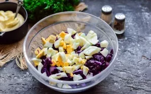 Boil the chicken egg, peel and cut into cubes and put in a bowl with cabbage.