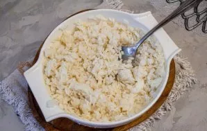 Boil the rice until tender, add salt.