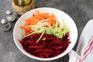 Cut the celery stalks into obliquely thin slices, put in a bowl with vegetables.