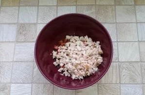 Cut the smoked chicken into small cubes and put in a bowl with tomatoes.