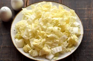 Separate the Beijing cabbage from the upper leaves, according to yourself, but not very finely, cut the head of cabbage.
