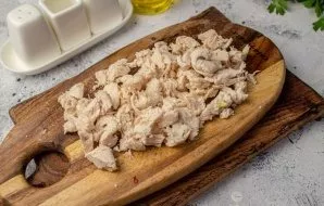 Cut the cooled chicken fillet into small pieces.