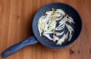 Cut the onion into feathers and fry in the same oil until golden brown. Pour over the apples.