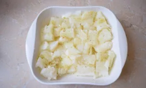 Cut the fish into pieces and put it on top of the onion. Sprinkle with salt and fish seasoning to taste.