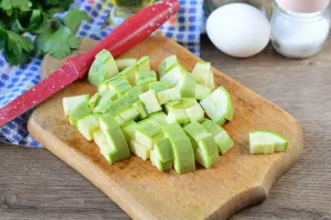 Cut the zucchini into cubes. Use young zucchini - they are juicy and tender.