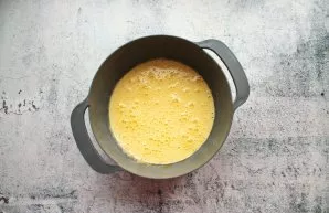 Beat the eggs with sugar until a fluffy mass, which should whiten and increase by 2-3 times.