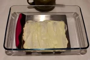 On a convenient dish or confectionery board, lay a layer of cookies. Cover it with a layer of whipped sour cream.