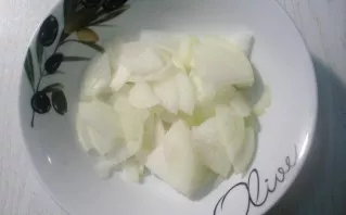 Cut the onion into quarters. Sprinkle the onion with half a teaspoon of sugar, stir, then pour one tablespoon of lemon juice. Close the l...