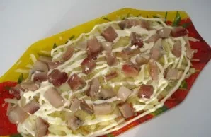 Grease the potatoes thinly with mayonnaise. We lay out the herring.