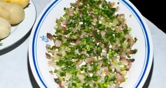 At the bottom of the elongated saucer lay out the herring cut into cubes. Put chopped onion letters or onion on top. Grease each layer wi...