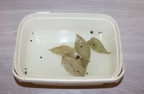Mix water, salt, sugar, vinegar, pepper and bay leaves in the container in which you will salt the herring.
